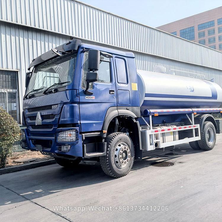 Sinotruk Howo 4x2 6Wheeler water tank Truck